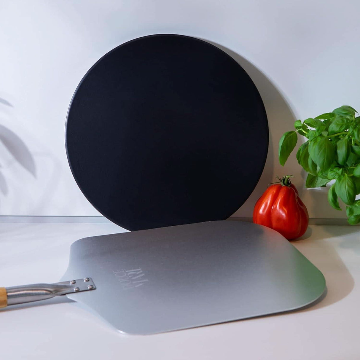 Dolce Mare Round Black Pizza Stone with Aluminium Pizza Peel for Oven, Gas and Coal Grills